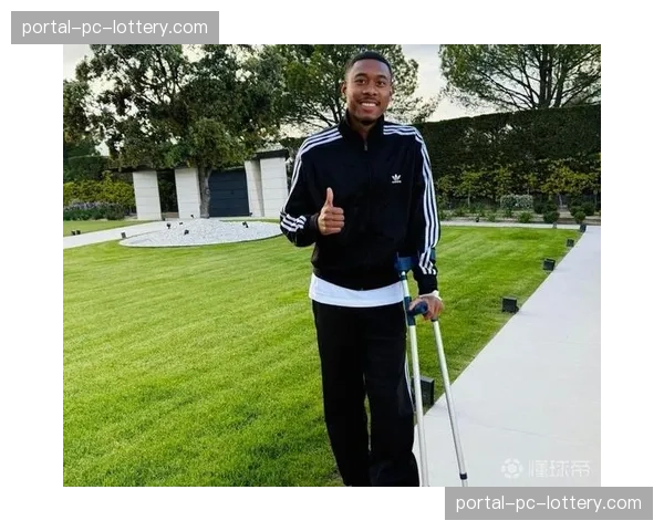 特写:手术后首次回归训练场,皇家马德里队长阿拉巴带领青年队热身。