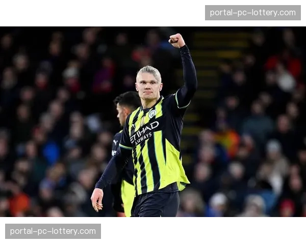 镜头聚焦:哈兰德在训练中加练头球攻门 镜头聚焦:哈兰德在训练中加练头球攻门